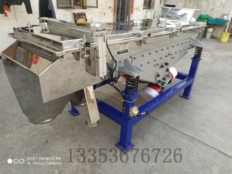 大家都知道超聲波篩分機(jī)是在三次元振動(dòng)篩的基礎(chǔ)上加裝超聲波清網(wǎng)裝置從而解決各類堵網(wǎng)、粘網(wǎng)、吸附、劇團(tuán)、靜電、輕比重等篩分難題。